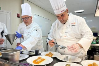 Mickael Siegenthaler (à droite), accompagné par son maître socio-professionnel Sébastien Burget, en pleine préparation ce samedi matin lors du concours.